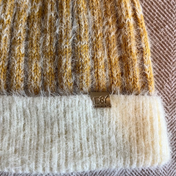 D&Y Pompom Toque - Picture 2 of 4